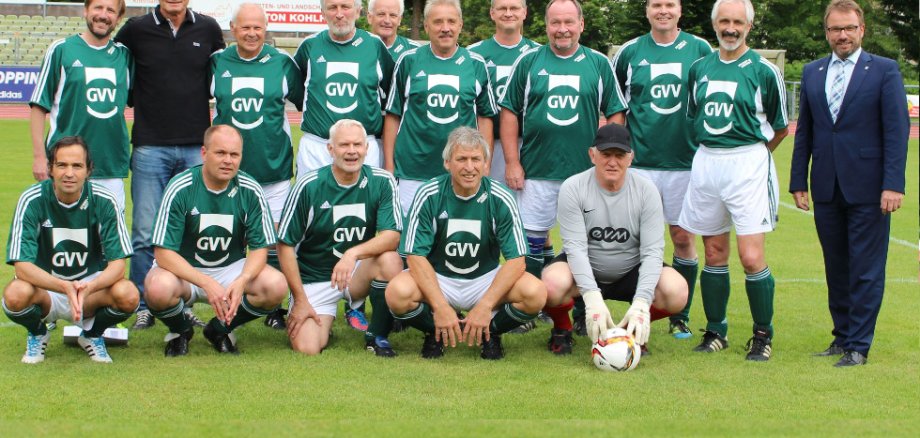 Das Bürgermeister-Team beim Abschiedsspiel des langjährigen Teamchefs Peter Labonte / Foto: Stadtverwaltung Lahnstein