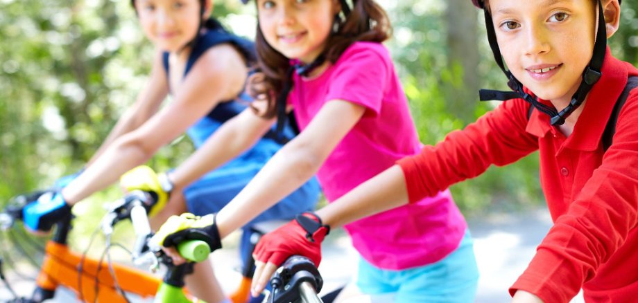 Kinder mit Fahrradhelm