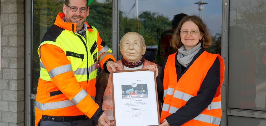 BU: ZAK-Vorstand Jan Deubig und Dr. Mareike Hoffmann (DUH) bei der Verleihung der Auszeichnung als „Grüner Wertstoffhof“.    Bild: ZAK/view