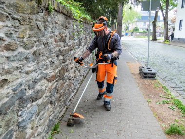 Neuwied rüstet bei der Grünpflege auf Elektrogeräte um. Sie sind leise, klimafreundlich und energieeffizient.