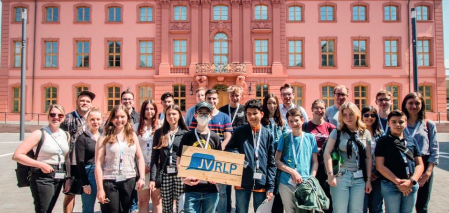 Gruppenbild vorm Landtag, 8. Dachverbandstreffen 07. Mai 2022 in Mainz 