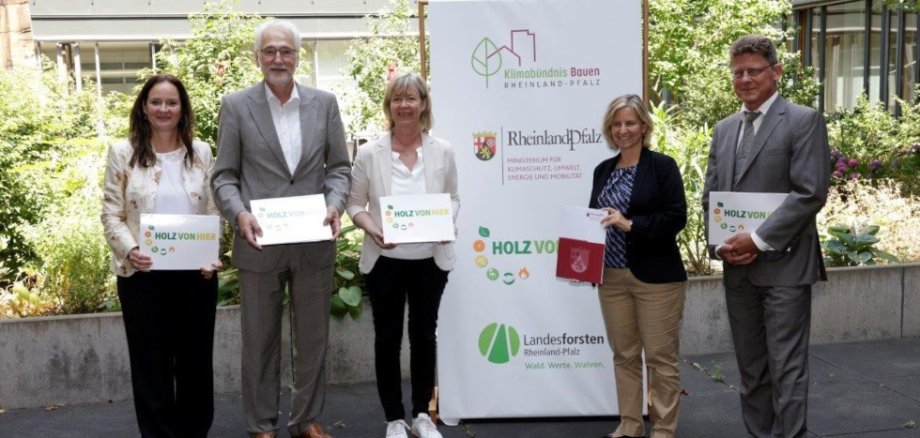 Von rechts: Dr. Philipp Strohmeier, Ministerin Katrin Eder, Ministerin Doris Ahnen, Dr. Karl- Heinz Frieden, Dr. Gabriele Bruckner