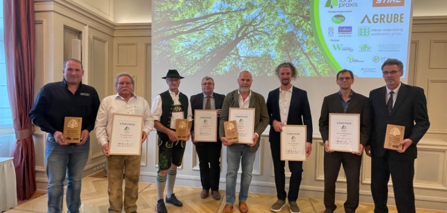 Siegerfoto DEUTSCHER WALDPREIS 2023 (von links): Forstunternehmer Günther und Walter Weismann, Norbert Fischer (Geschäftsführer FBG Kaufbeuren), Karlheinz Sobek (Vorsitzender FBG Kaufbeuren) Martin Janner (Förster), Timo Geldhäuser (Waldbesitzer), Thomas Schwab und Joachim Hamberger (Verein Nachhaltigkeit) 