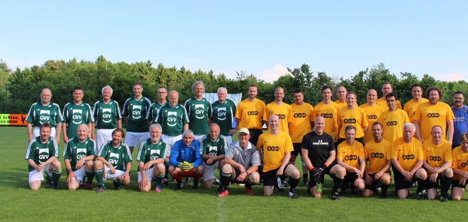 Das Bild zeigt das Bürgermeister-Team und das Team der EVM Koblenz