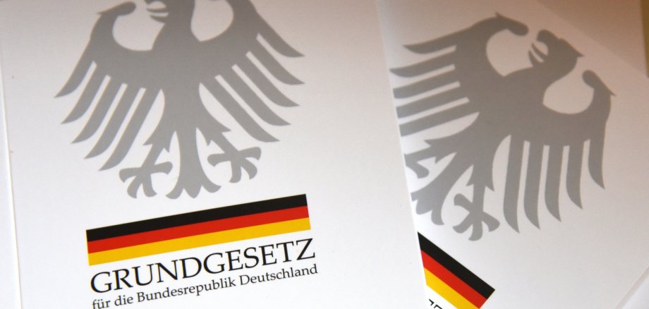 Buchcover mit Bundesadler und Deutschlandfarben darauf der Schriftzug "Grundgesetz für die Bundesrepublik Deutschland"