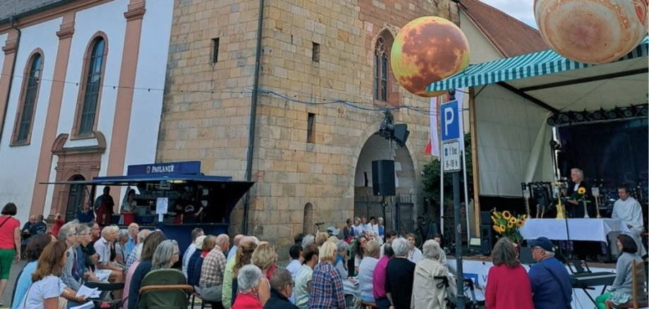 Das Foto zeigt die einen Gottesdienst vor der St. Michael Kirche in Klingenmünster.