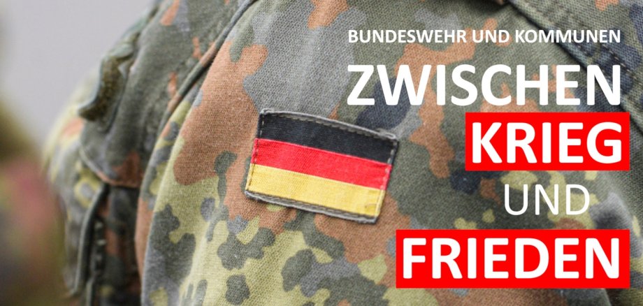 Bundewehruniform mit der deutschen Flagge. Darüber der Schriftzug "Bundeswehr und Kommunen – Zwischen Krieg und Frieden"