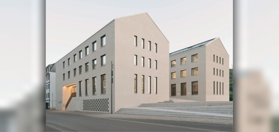 Das Bild zeigt das neue Rathaus der Verbandsgemeinde Zell.