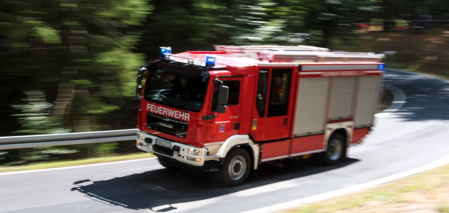 Das Foto zeigt ein rasendes Einsatzfahrzeug der Feuerwehr.