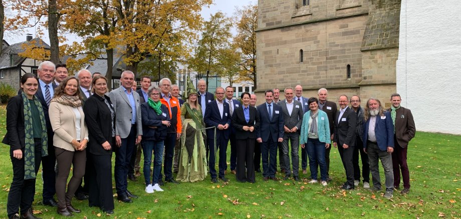 Bildunterschrift Gruppenfoto (Bildnachweis Stadt Brilon): Die Mitglieder des Forstausschusses „Deutscher Kommunalwald“ auf Besuch in Brilon. In der Mitte neben der Waldfee Jessica Mann der Gastgeber Bürgermeister Dr. Christof Bartsch und Silke Gorißen, Ministerin für Landwirtschaft und Verbraucherschutz des Landes NRW.  