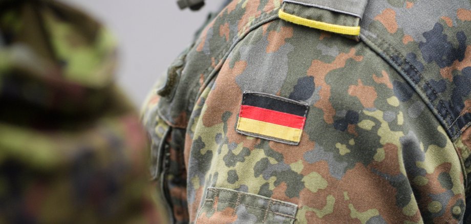 Uniform eines Bundeswehrsoldaten mit der Deutschen Flagge auf der Schulter.