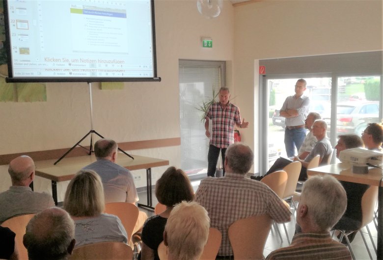 Wer sich zu so einem umfangreichen Vorhaben aufmacht, muss die Bürgerinnen und Bürger frühzeitig mit ins Boot holen. Bürgermeister a.D. Martin Samson (hier bei einer Präsentation) hat ganze Arbeit geleistet. 