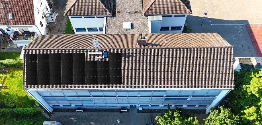 Die Luftaufnahme zeigt das Dach der Grundschule Gau-Bischofsheim, auf dem eine Photovoltaik-Anlage simuliert ist.