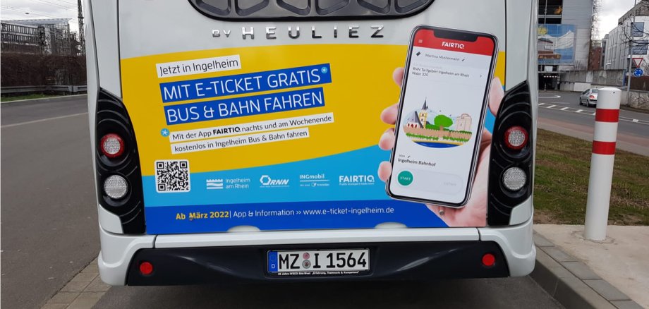 Das Foto zeigt die Rückseite eines Busses mit Werbung für den Gratis-ÖPNV in Ingelheim.