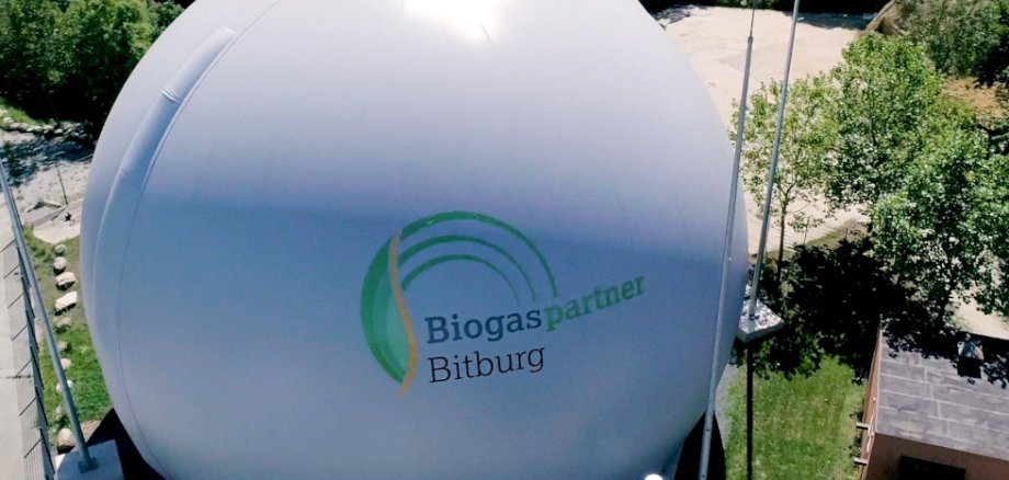 Gasspeicher auf dem Bitburger Flughafen. Das hier gesammelte Biogas wird später aufbereitet und dann ins Erdgasnetz eingespeist.  