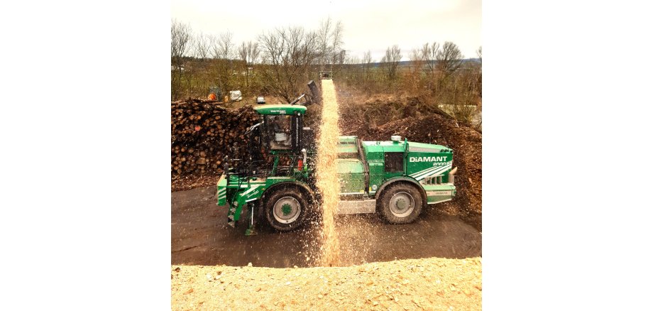 Aus heimischem Industrieholz wird Heizmaterial: Auf dem Energiehof Bogel dienen alle Abläufe der regionalen Wertschöpfung. Bild: Martin Janner